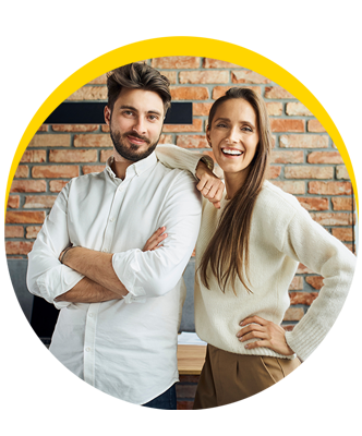 Couple d’entrepreneurs utilisant Facturhello pour le contrôle des dépenses et la gestion budgétaire