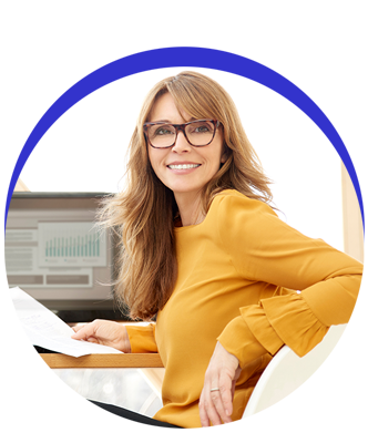 Professionnelle souriante utilisant Facturhello, logiciel de facturation auto-entrepreneur simple et conforme à la réforme